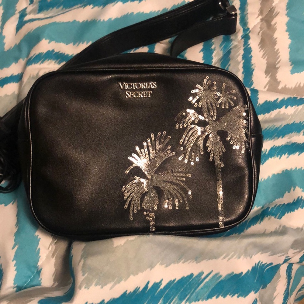 VS Fanny pack 🚨 will be donating to thrift soon  🚨🚨🚨